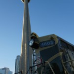 CN Tower mit Zug